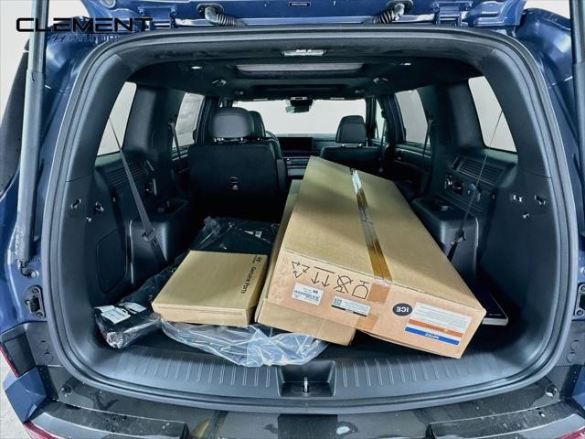 Hyundai Santa Fe Vehicle Full-screen Gallery Image 9
