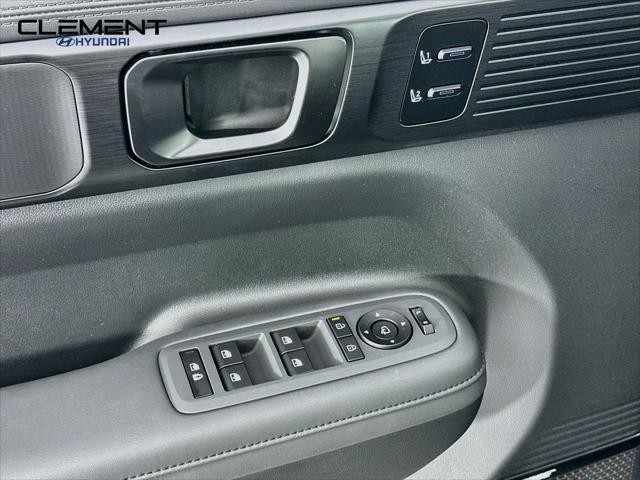 Hyundai Santa Fe Vehicle Full-screen Gallery Image 24