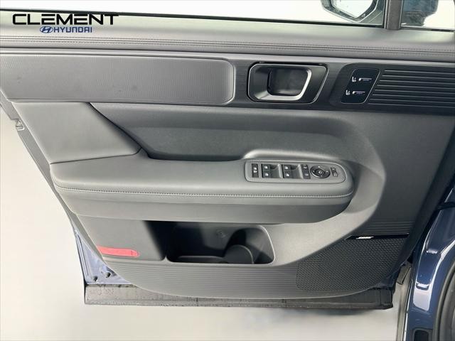 Hyundai Santa Fe Vehicle Full-screen Gallery Image 25