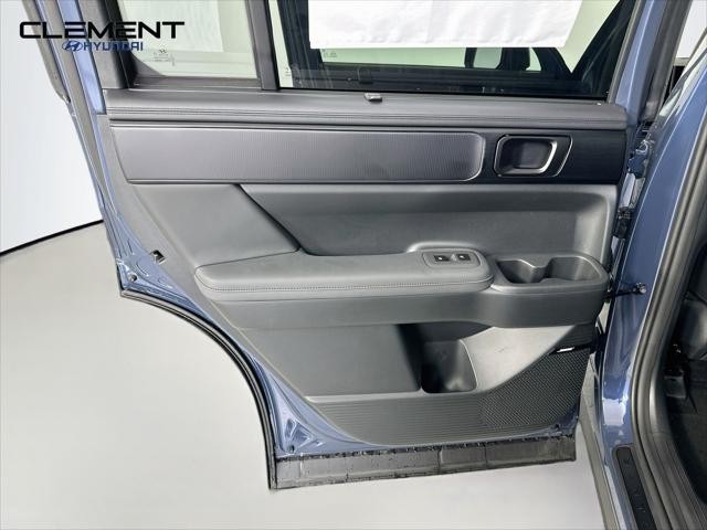 Hyundai Santa Fe Vehicle Full-screen Gallery Image 28