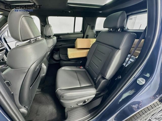 Hyundai Santa Fe Vehicle Full-screen Gallery Image 29