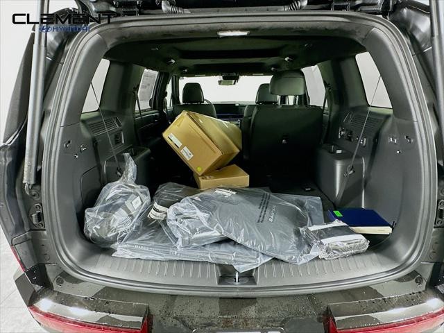 Hyundai Santa Fe Vehicle Full-screen Gallery Image 9