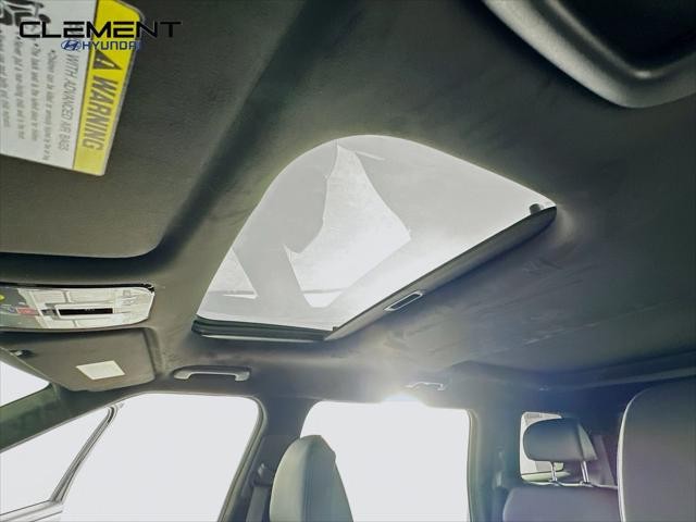 Hyundai Santa Fe Vehicle Full-screen Gallery Image 22