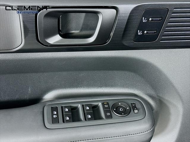 Hyundai Santa Fe Vehicle Full-screen Gallery Image 24