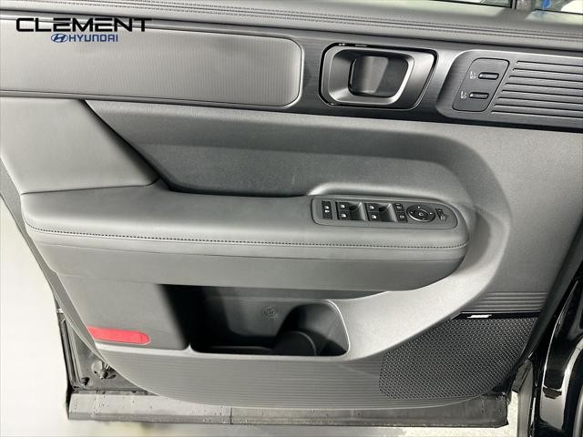 Hyundai Santa Fe Vehicle Full-screen Gallery Image 25