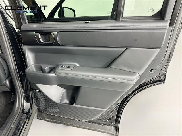 Hyundai Santa Fe Vehicle Full-screen Gallery Image 28