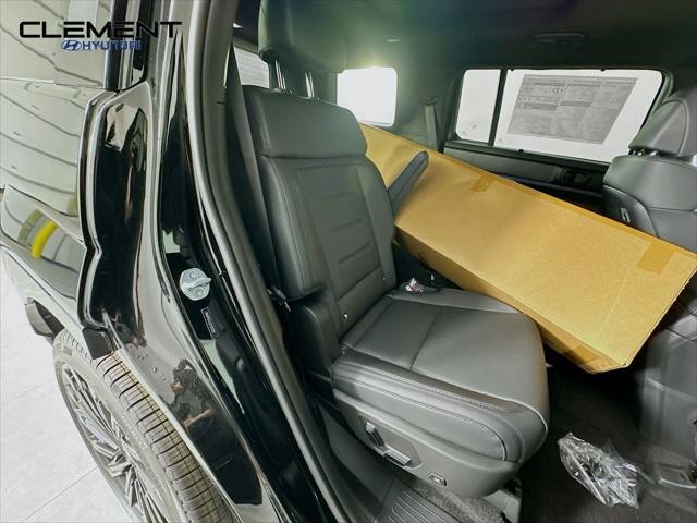 Hyundai Santa Fe Vehicle Full-screen Gallery Image 29