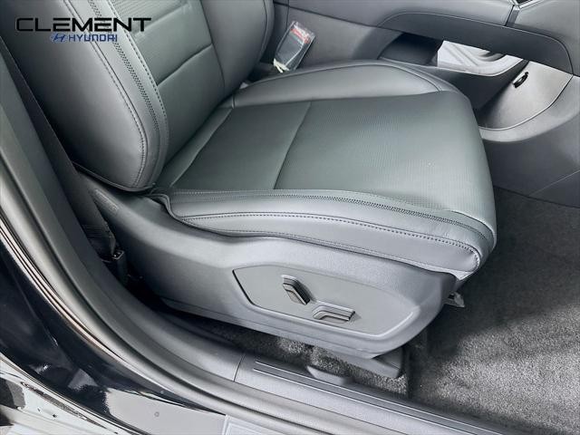 Hyundai Santa Fe Vehicle Full-screen Gallery Image 30