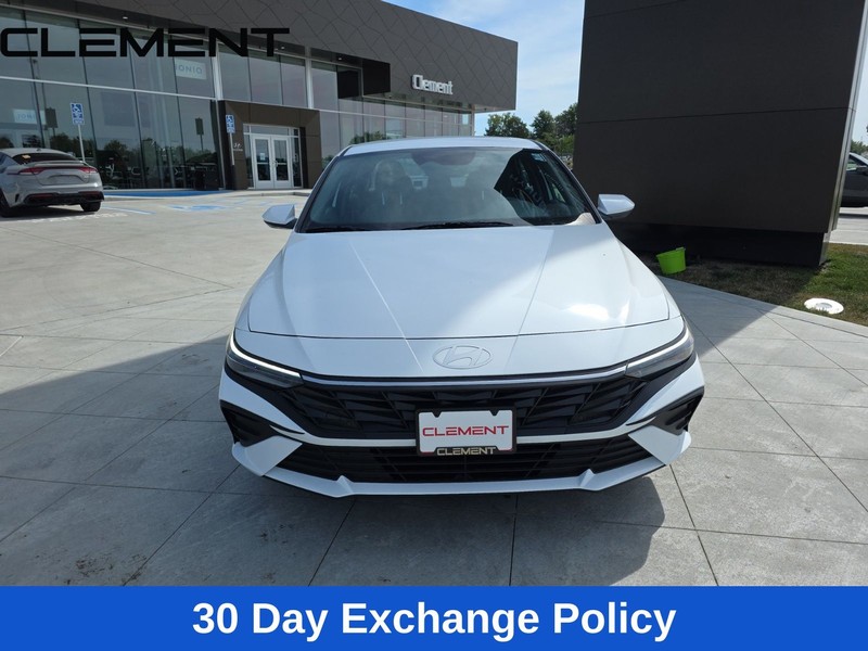 Hyundai Elantra Vehicle Full-screen Gallery Image 3