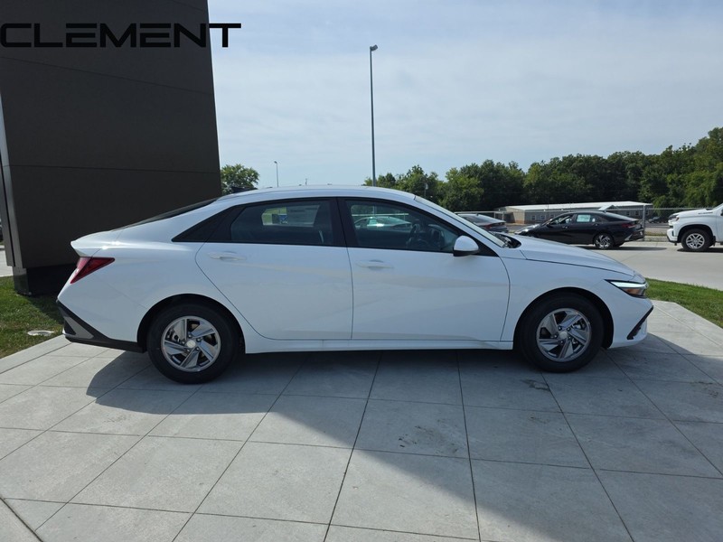 Hyundai Elantra Vehicle Full-screen Gallery Image 6