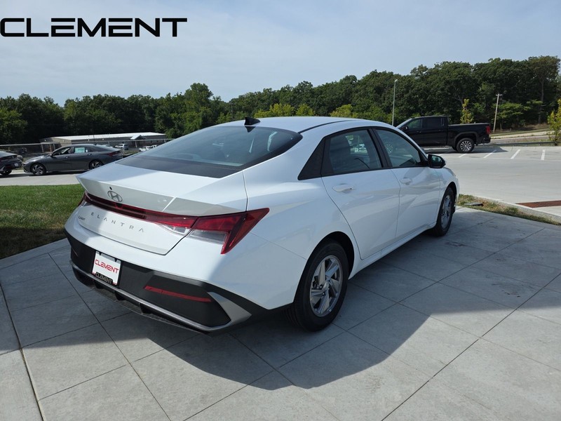 Hyundai Elantra Vehicle Full-screen Gallery Image 8