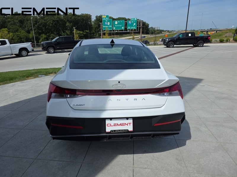Hyundai Elantra Vehicle Full-screen Gallery Image 10