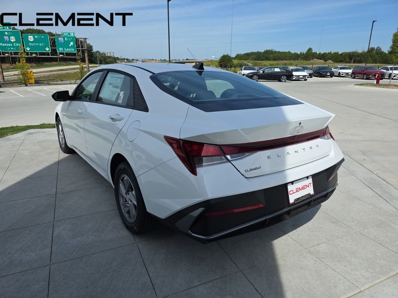 Hyundai Elantra Vehicle Full-screen Gallery Image 11