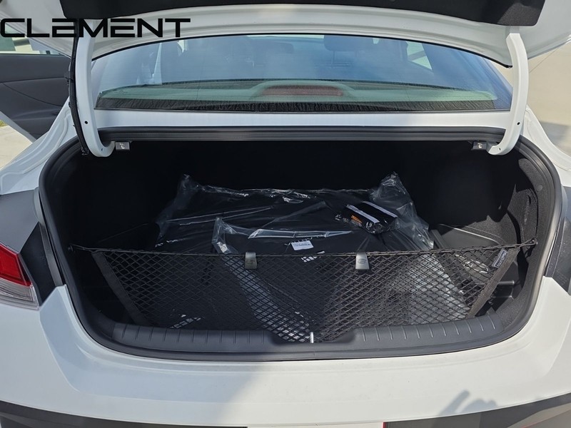 Hyundai Elantra Vehicle Full-screen Gallery Image 12