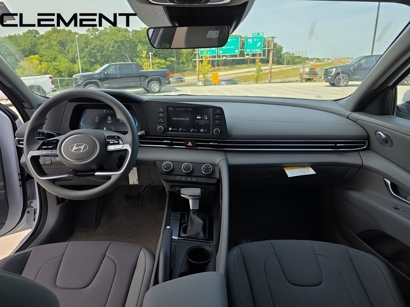 Hyundai Elantra Vehicle Full-screen Gallery Image 13