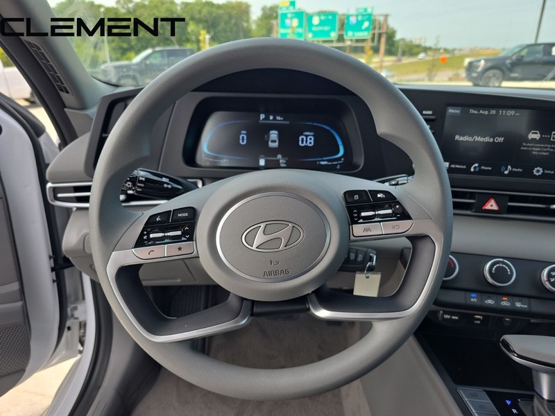 Hyundai Elantra Vehicle Full-screen Gallery Image 15