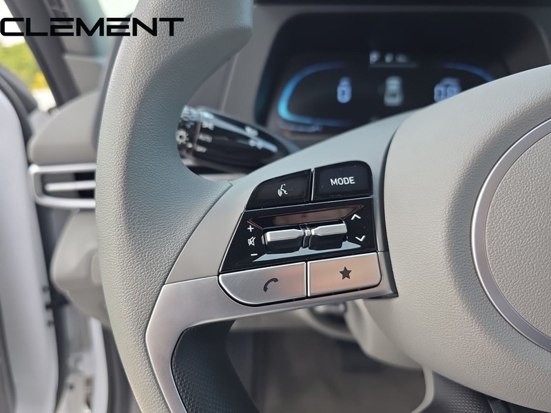 Hyundai Elantra Vehicle Full-screen Gallery Image 17