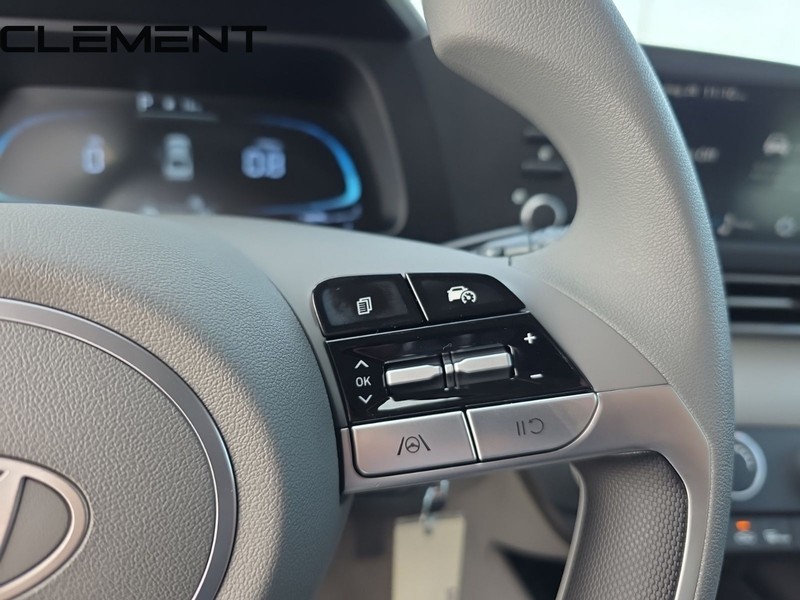 Hyundai Elantra Vehicle Full-screen Gallery Image 18
