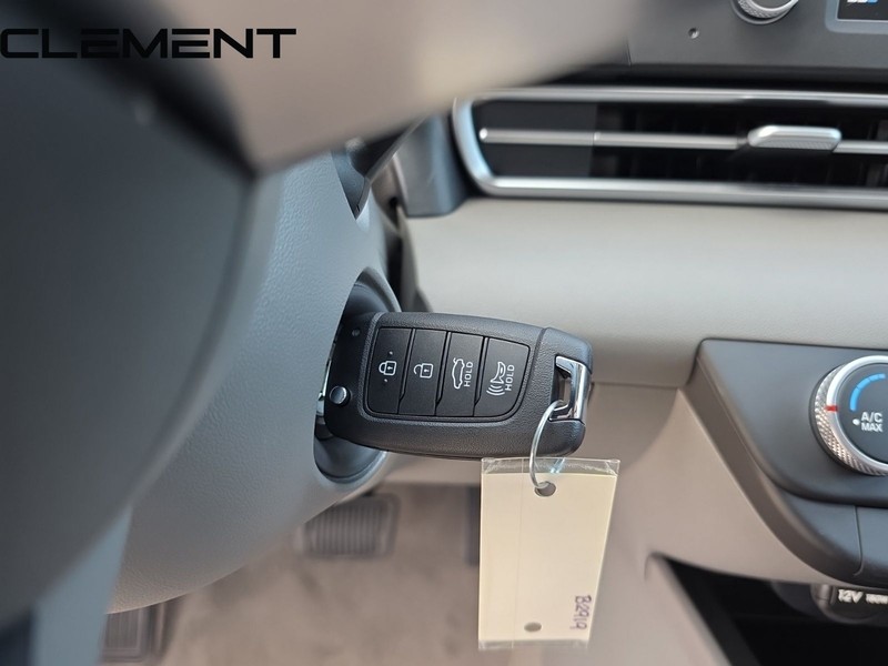 Hyundai Elantra Vehicle Full-screen Gallery Image 22