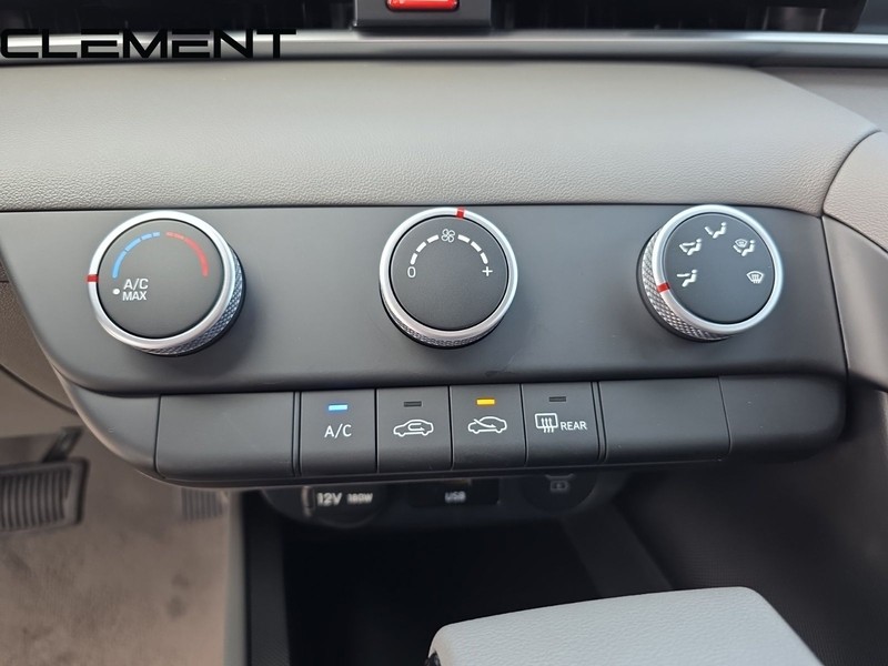 Hyundai Elantra Vehicle Full-screen Gallery Image 24