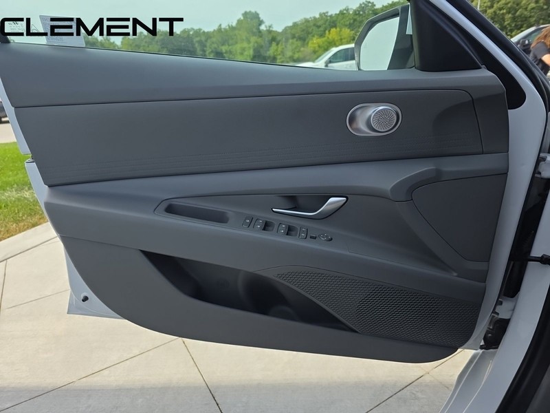 Hyundai Elantra Vehicle Full-screen Gallery Image 28