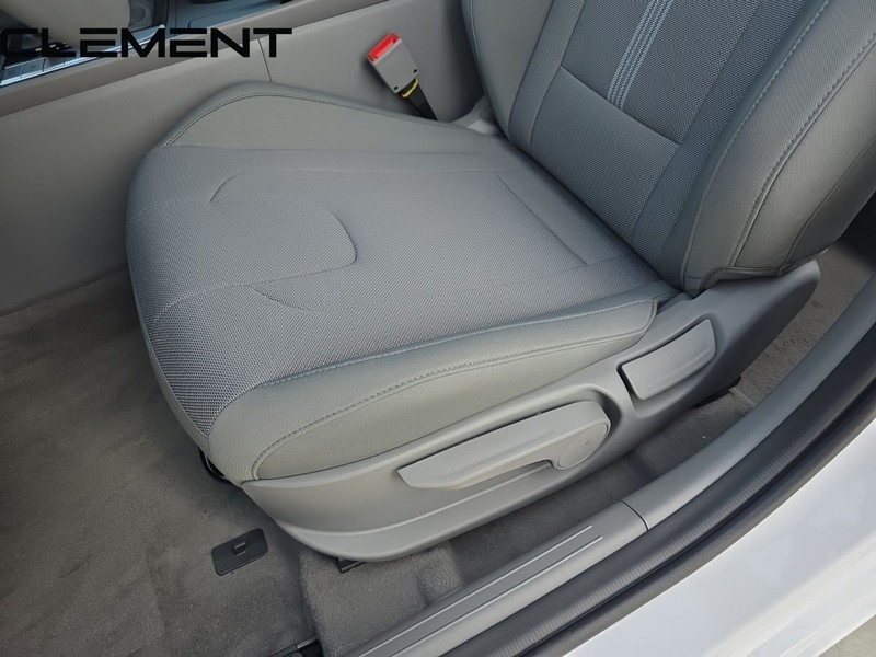 Hyundai Elantra Vehicle Full-screen Gallery Image 29