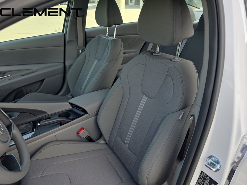 Hyundai Elantra Vehicle Full-screen Gallery Image 30