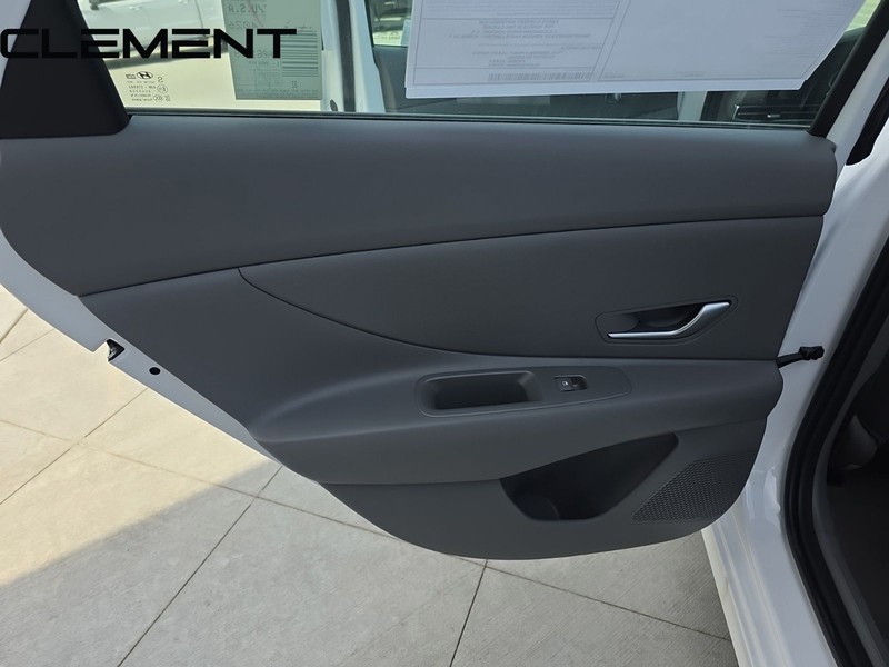 Hyundai Elantra Vehicle Full-screen Gallery Image 32