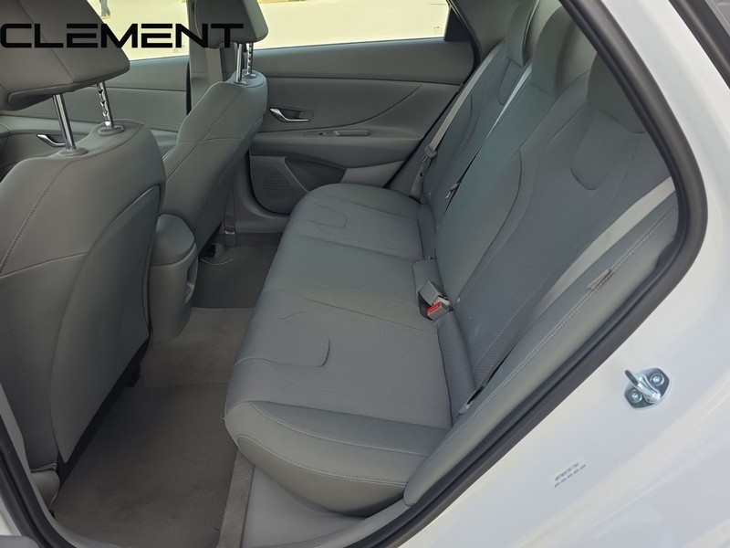 Hyundai Elantra Vehicle Full-screen Gallery Image 33