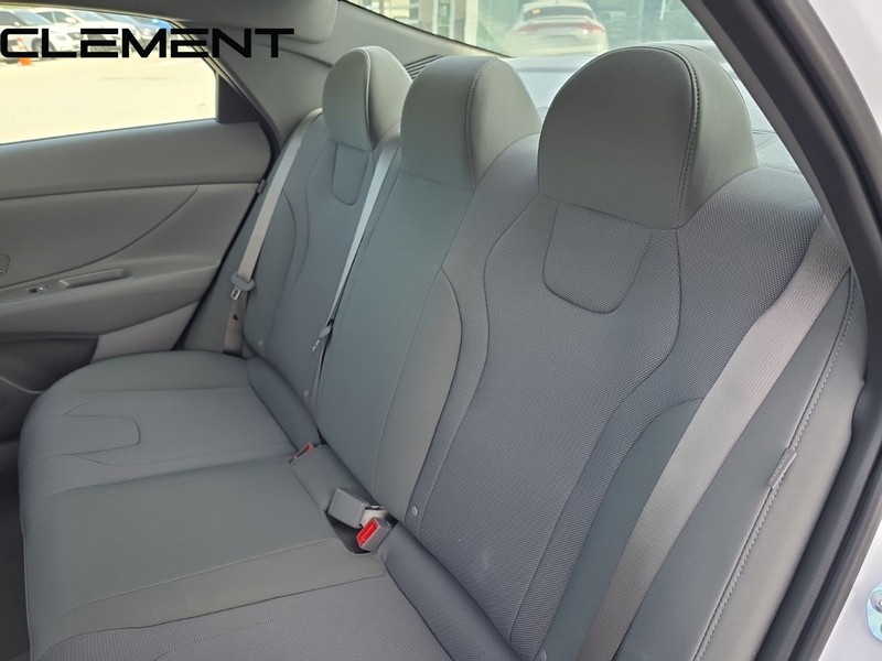 Hyundai Elantra Vehicle Full-screen Gallery Image 34