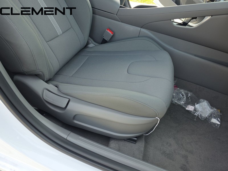 Hyundai Elantra Vehicle Full-screen Gallery Image 35