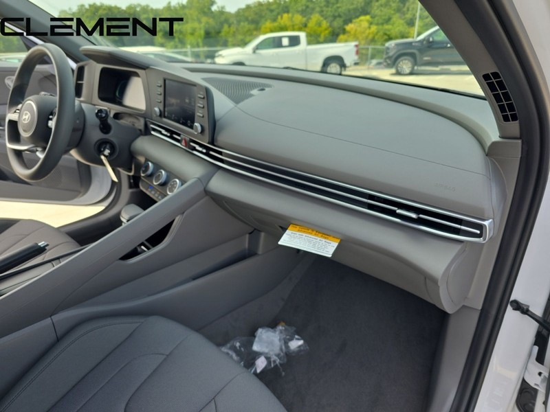 Hyundai Elantra Vehicle Full-screen Gallery Image 36