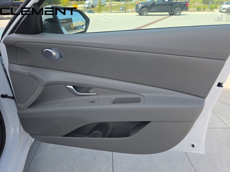 Hyundai Elantra Vehicle Full-screen Gallery Image 37