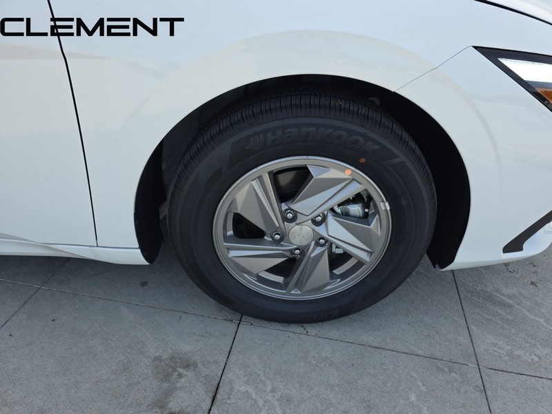 Hyundai Elantra Vehicle Full-screen Gallery Image 38