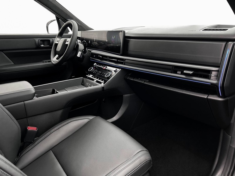Hyundai Santa Fe Vehicle Full-screen Gallery Image 15