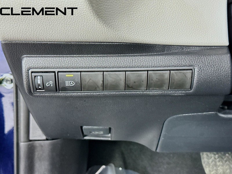 Toyota Corolla Vehicle Full-screen Gallery Image 13