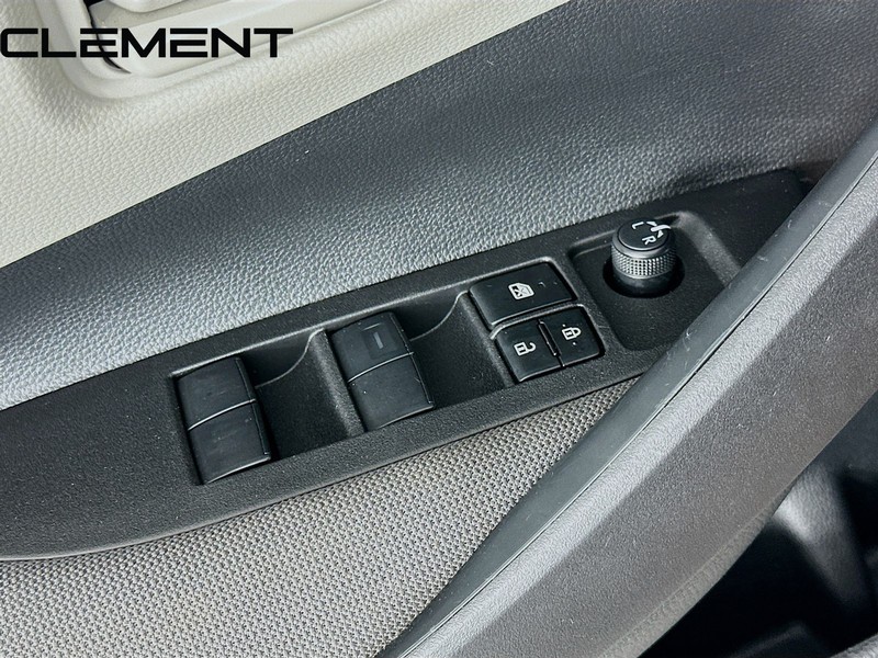 Toyota Corolla Vehicle Full-screen Gallery Image 24