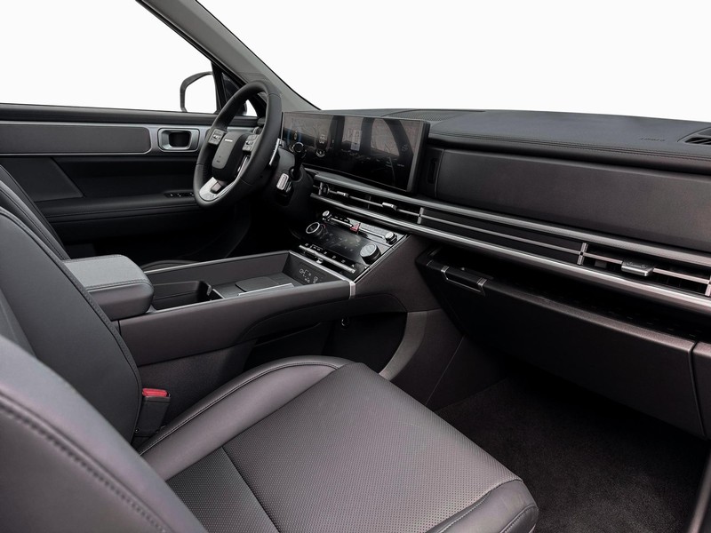 Hyundai Santa Fe Hybrid Vehicle Full-screen Gallery Image 15