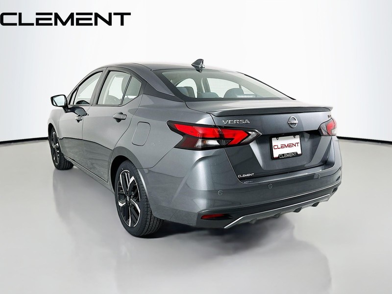 Nissan Versa Vehicle Full-screen Gallery Image 10
