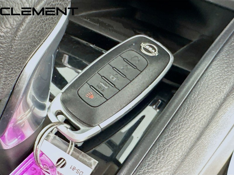 Nissan Versa Vehicle Full-screen Gallery Image 22