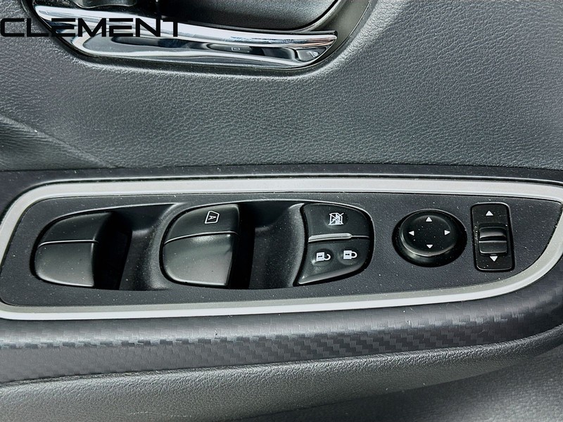 Nissan Versa Vehicle Full-screen Gallery Image 23