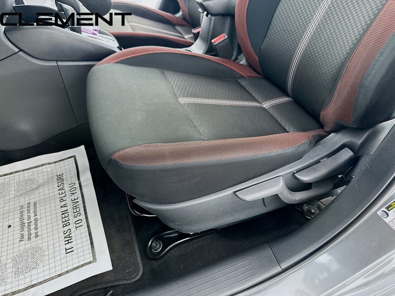 Nissan Versa Vehicle Full-screen Gallery Image 25