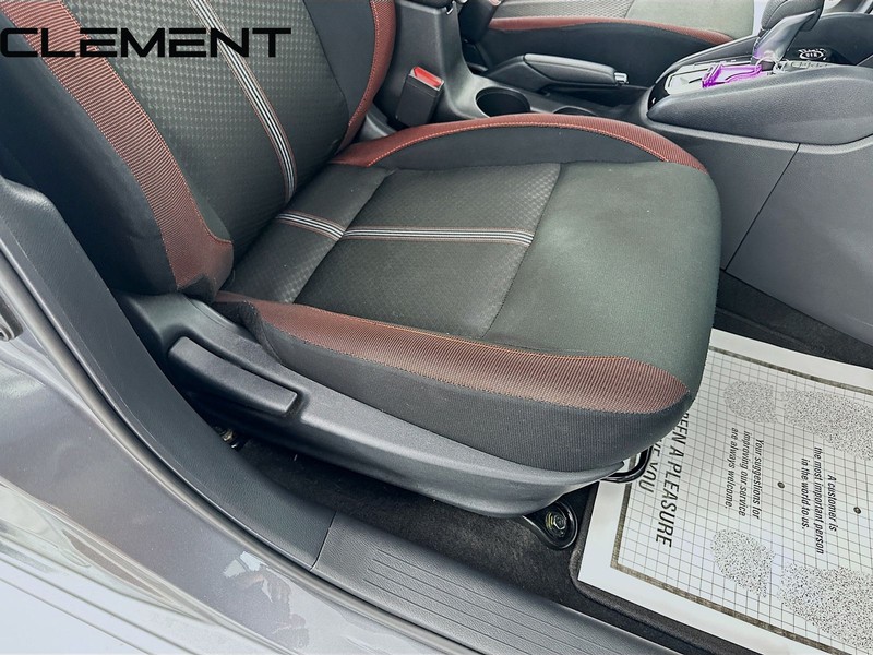Nissan Versa Vehicle Full-screen Gallery Image 30
