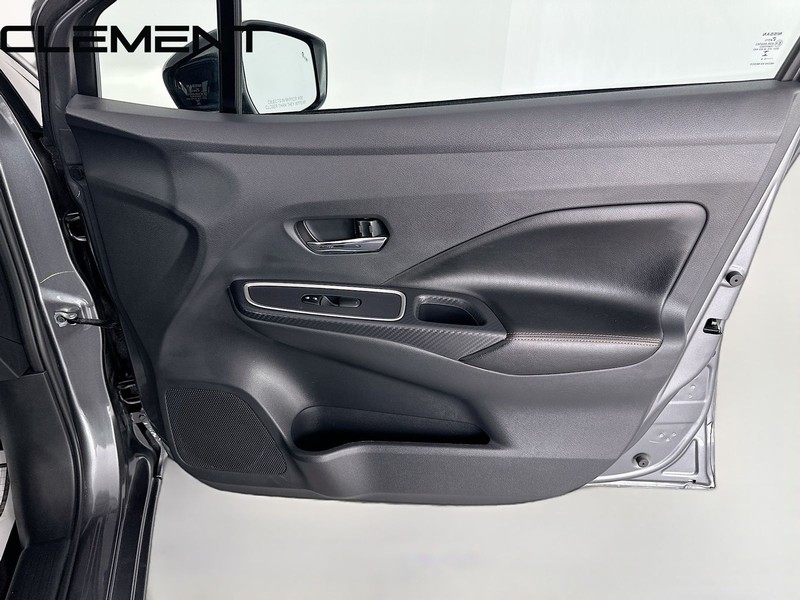Nissan Versa Vehicle Full-screen Gallery Image 33