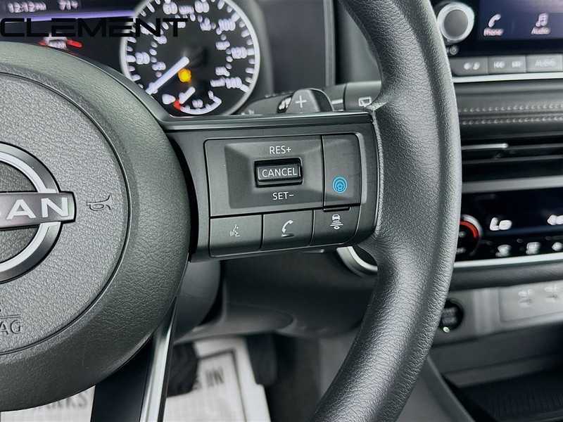 Nissan Rogue Vehicle Full-screen Gallery Image 17