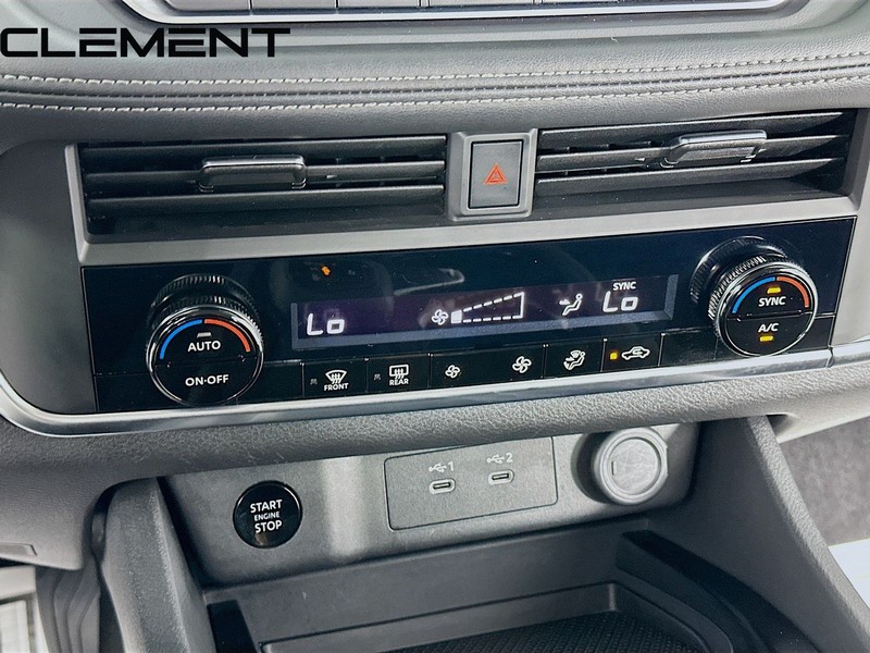 Nissan Rogue Vehicle Full-screen Gallery Image 22