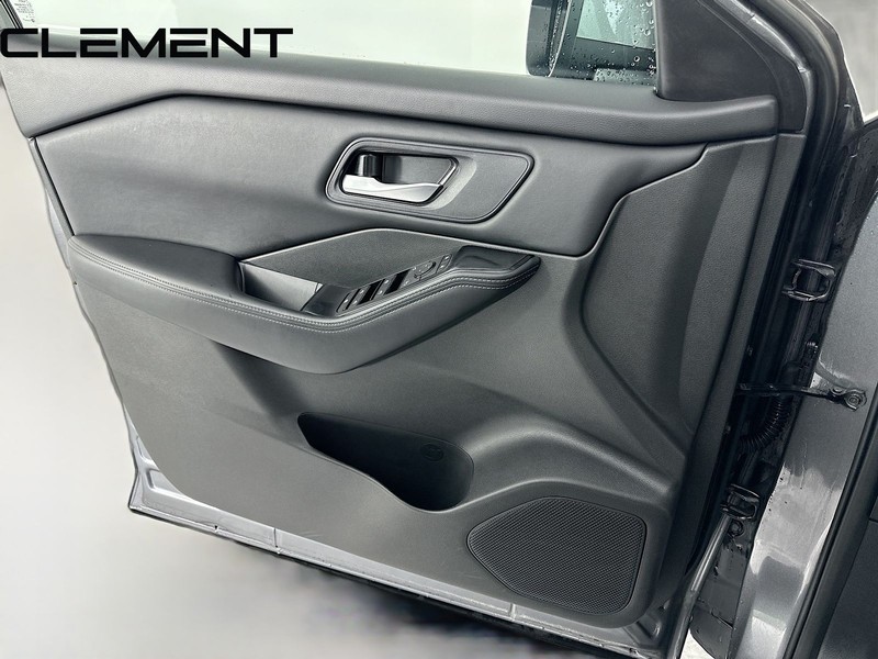 Nissan Rogue Vehicle Full-screen Gallery Image 25