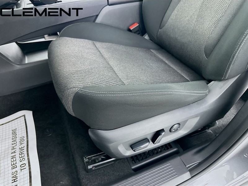 Nissan Rogue Vehicle Full-screen Gallery Image 27