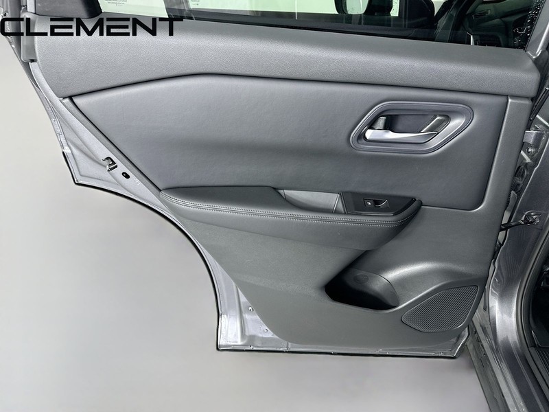 Nissan Rogue Vehicle Full-screen Gallery Image 29