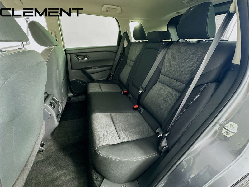 Nissan Rogue Vehicle Full-screen Gallery Image 30